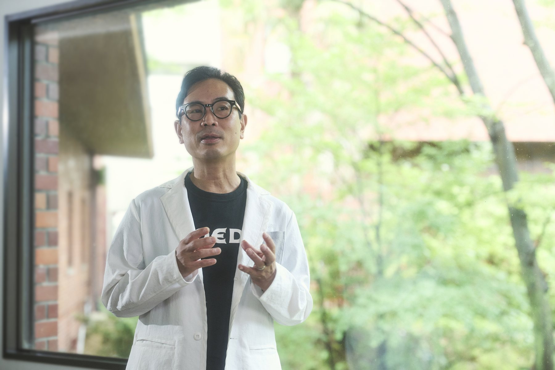 インタビューでプロジェクトの思想を語る朝霧氏