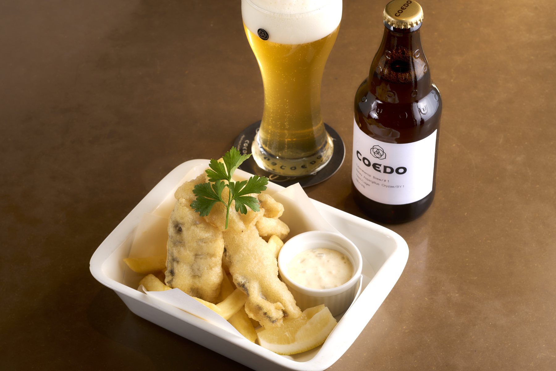フリットとCOEDO麦麹ビールを並べた食卓