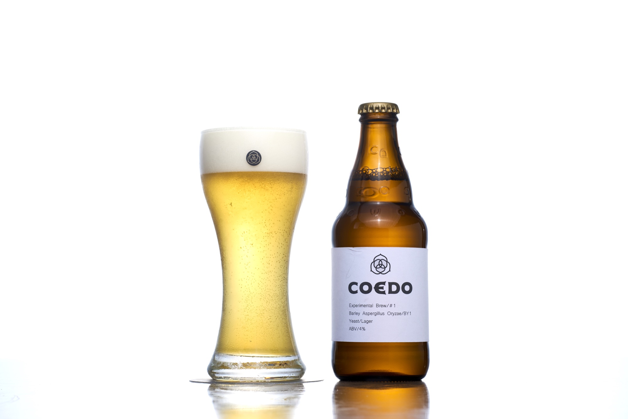 麦麹ビールのボトルとグラス
