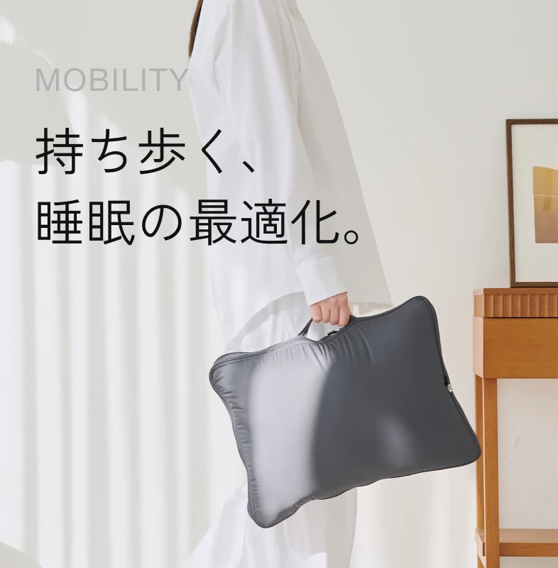 MOBILITY 持ち歩く、睡眠の最適化。Conc.を手に持って歩く女性。